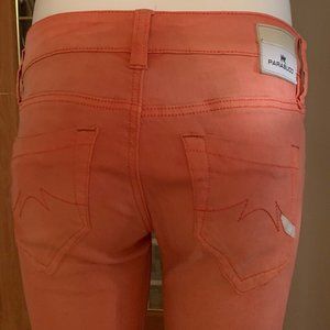 Parasuco Jeans avec chandail assorti.
